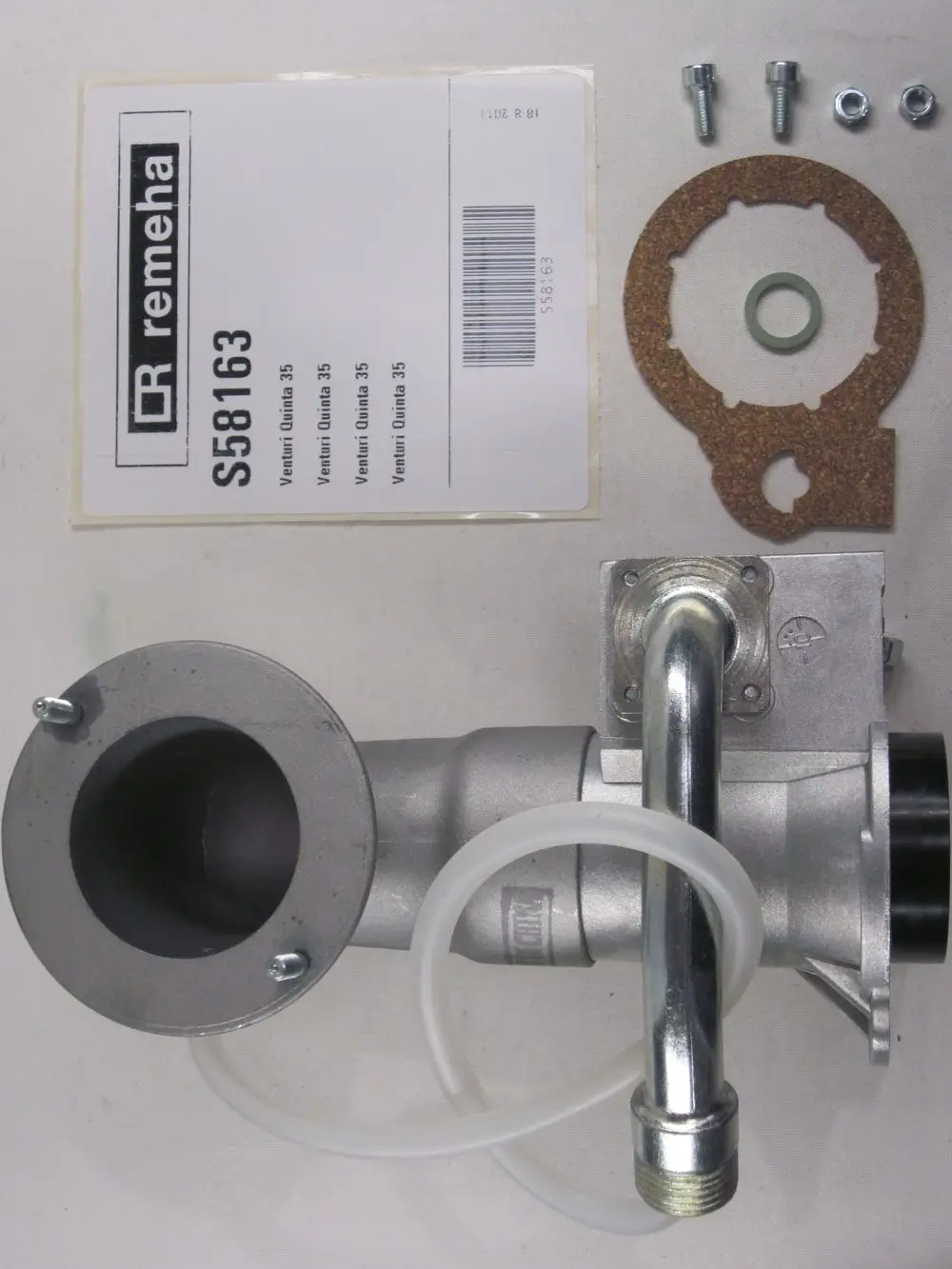 Remeha-Produktset mit einem Venturi, einer Dichtung sowie Schrauben und Unterlegscheiben auf einem hellen Untergrund.